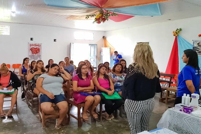 Cuidar da beleza é prioridade para muitas mulheres e, na maioria das vezes, tem um detalhe do rosto que não passa despercebido por elas: as sobrancelhas! Com o poder de mudar o olhar feminino, não foi à toa que, entre as opções oferecidas pela Cosanpa, o curso escolhido por moradores da Comunidade São Lucas, em Moju, foi justamente o de “designer de sobrancelhas”.

FOTO: ASACOM / COSANPA
DATA: 01.03.2019
MOJU - PA <div class='credito_fotos'>Foto: ASCOM / COSANPA   |   <a href='/midias/2019/originais/79149e78-f62c-48ea-9215-078c35a2a9d0.jpg' download><i class='fa-solid fa-download'></i> Download</a></div>