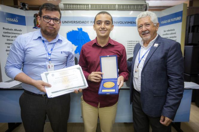 A Universidade do Estado do Pará (Uepa) realizou na manhã desta quarta-feira (13), a Cerimônia de Entrega da Medalha “Governador Fernando Guilhon”, honraria dedicada ao primeiro lugar geral no Processo seletivo da universidade.

Na foto, o reitor da Uepa, Rubens Cardoso, entrega a medalha para  Fabio Leite do Amaral Junior, primeiro lugar geral do processo seletivo.


FOTO: NAILANA THIELY/ ASCOM UEPA 
DATA: 13.02.2016 
BELÉM-PARÁ  <div class='credito_fotos'>Foto: Nailana Thiely / Ascom Uepa   |   <a href='/midias/2019/originais/793fe80a-d2be-42e8-9e14-0669a40929a3.jpg' download><i class='fa-solid fa-download'></i> Download</a></div>