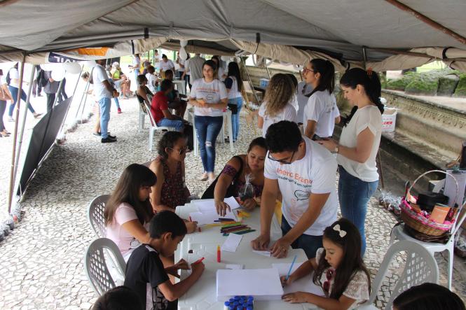 Cuidar da saúde mental ainda é um desafio para um País que é o campeão de casos de depressão na América Latina, de acordo com dados da Organização Mundial de Saúde (OMS). Por isso, em 2014, foi iniciada a campanha “Janeiro Branco” que se dedica a colocar o tema em evidência nacionalmente e alertar as pessoas para a importância de cuidar da saúde mental. Em Belém, os Hospitais Público Estadual Galileu, Oncológico Infantil e Metropolitano de Urgência e Emergência se uniram para realizar uma programação especial sobre o tema na praça Batista Campos, no dia 26/1.

FOTO: DIVULGAÇÃO / 
DATA: 30.01.2019
BELÉM - PARÁ <div class='credito_fotos'>Foto: Divulgação   |   <a href='/midias/2019/originais/795488e7-c8df-4872-ae93-189b7fe5ed10.jpg' download><i class='fa-solid fa-download'></i> Download</a></div>