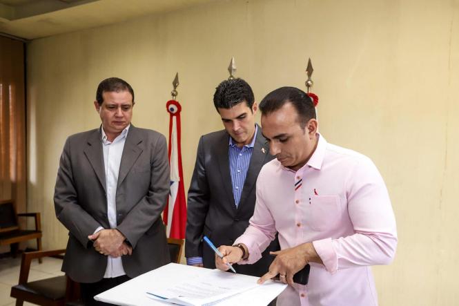 Na manhã desta terça-feira (16), o governador Helder Barbalho esteve na sede da Companhia de Habitação do Pará (Cohab), para participar, junto com o presidente do órgão, José Scaff Filho, das comemorações pelos 54 anos da instituição. Durante a programação foram entregues 54 cheques moradia e realizada a assinatura simbólica de 200 títulos de regularização fundiária.

FOTO: MARCO SANTOS / AGÊNCIA PARÁ
DATA: 16.04.2019
BELÉM - PARÁ <div class='credito_fotos'>Foto: Marco Santos / Ag. Pará   |   <a href='/midias/2019/originais/798ef9fb-c9e3-4a54-aaa1-d54d781596ce.jpg' download><i class='fa-solid fa-download'></i> Download</a></div>