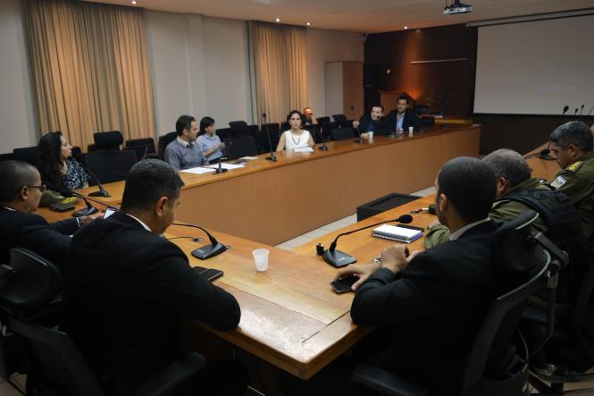 A Secretaria de Estado de Segurança Pública e Defesa Social do Pará e o Sindicato dos Empregados em Estabelecimentos Bancários do Pará debateram, na manhã desta quarta-feira (16), ações de combate a crimes contra agências bancárias no Estado. Dentre as medidas discutidas na reunião, realizada na Segup, que serão adotadas está a retomada do grupo de trabalho de segurança bancária que desenvolve práticas e procedimentos preventivos e repressivos para coibir crimes a bancos.

FOTO: ASCOM SEGUP
DATA: 16.01.2019
BELÉM - PARÁ <div class='credito_fotos'>Foto: Ascom Segup   |   <a href='/midias/2019/originais/79da1d91-d93d-484c-9575-4a23711aad2e.jpg' download><i class='fa-solid fa-download'></i> Download</a></div>
