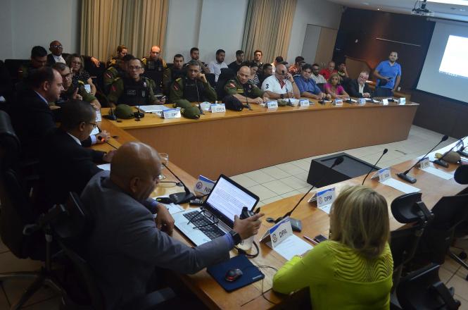 Representantes de blocos de carnaval, moradores do bairro da Cidade Velha e instituições de segurança pública e moradores do bairro da Cidade Velha participaram nesta quinta-feira, 31, da reunião de avaliação e ajustes finais para o segundo final de semana do Pré-Carnaval 2019. A reunião ocorreu no plenário da Secretaria de Estado de Segurança Pública e Defesa Social (Segup).

FOTO: DIVULGAÇÃO / ASCOM SEGUP
DATA: 31.01.2019
BELÉM - PARÁ <div class='credito_fotos'>Foto: Ascom Segup   |   <a href='/midias/2019/originais/79ef57d1-b69e-47d7-8172-ab8859ce7bb8.jpg' download><i class='fa-solid fa-download'></i> Download</a></div>