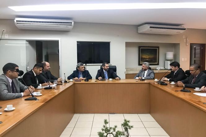 Um acordo de cooperação técnica para o compartilhamento de tecnologias e informações entre a Polícia Federal e a Secretaria de Estado de Segurança Pública e Defesa Social do Pará (Segup) foi debatido na manhã desta quarta-feira (13), em reunião realizada no plenário da Segup. O objetivo é desenvolver e trocar sistemas de dados, recursos de informática, conhecimentos, documentos, entre outros, visando contribuir com investigações e análises criminais.

FOTO: ASCOM / SEGUP
DATA: 13.03.2019
BELÉM - PA <div class='credito_fotos'>Foto: ASCOM / SEGUP   |   <a href='/midias/2019/originais/79fad17c-200b-4018-b2a6-9c72980d8380.jpg' download><i class='fa-solid fa-download'></i> Download</a></div>