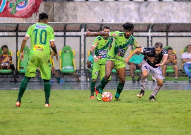 Mais de 10 mil pessoas fizeram a festa no primeiro jogo da final do Campeonato Paraense de 2019, o “Banparazão”. Mesmo com a chuva, a partida entre as equipes do Independente e do Clube do Remo foi um belo espetáculo para todos que compareceram ao Estádio Olímpico do Pará, o Mangueirão, neste domingo (14). O Galo Elétrico levou a melhor com o placar de 1 a 0.

FOTO: RICARDO AMANAJÁS / AGÊNCIA PARÁ
DATA: 15.04.2019
BELÉM - PARÁ <div class='credito_fotos'>Foto: Ricardo Amanajás / Ag. Pará   |   <a href='/midias/2019/originais/7a007aa5-b915-40bc-a8ba-70617296c413.jpg' download><i class='fa-solid fa-download'></i> Download</a></div>
