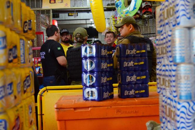 Com objetivo de coibir irregularidades e prevenir crimes e a violência durante o período do carnaval foi deflagrada, nesta terça-feira (5), no distrito de Outeiro, em Belém, a operação Pacificação, que consiste na vistoria de estabelecimentos que desempenham atividade comercial, como bares, lanchonetes, restaurantes, depósitos de bebidas, entre outros. Durante a fiscalização 11 bares foram autuados.
Na foto Jivago Ferreira

FOTO: ASCOM / ELIELSON MODESRO
DATA: 06.03.2019
OUTEIRO - PA <div class='credito_fotos'>Foto: Elielson Modesto / Ascom Segup   |   <a href='/midias/2019/originais/7a6e8086-6e2c-4b4a-99cb-0317e743ac74.jpg' download><i class='fa-solid fa-download'></i> Download</a></div>