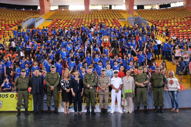 O Comando de Policiamento da Capital II e o 24º Batalhão realizaram nesta sexta-feira (3) a cerimônia de formatura do Programa Educacional de Resistência às Drogas e à Violência (Proerd). Concluíram o curso, 400 alunos da Escola Estadual de Ensino Fundamental Panorama XXI, situada no bairro da Cabanagem, em Belém. A solenidade foi realizada na Arena Guilherme Paraense, o Mangueirinho, com a presença de diversas autoridades civis e militares.

FOTO: ASCOM / POLÍCIA MILITAR
DATA: 03.05.2019
BELÉM - PARÁ <div class='credito_fotos'>Foto: Ascom / Policia Militar   |   <a href='/midias/2019/originais/7a9be631-1ae1-4a3a-857b-5b7772eeff16.jpg' download><i class='fa-solid fa-download'></i> Download</a></div>