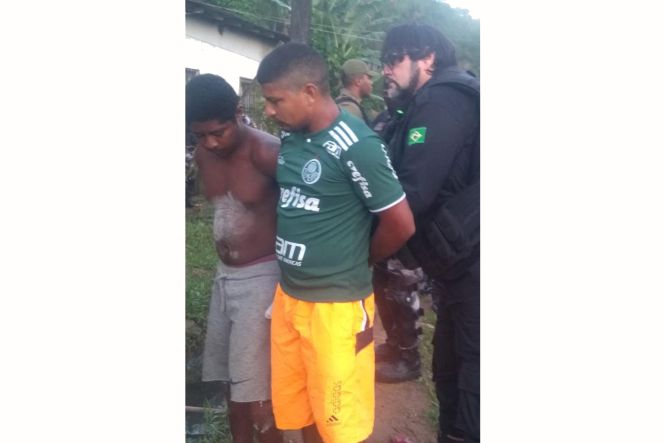 A Polícia Civil deflagrou, na manhã desta terça-feira (14), a operação denominada “Ragnarok”, que resultou em seis prisões e nas apreensões de porções de droga, na área do conjunto Eduardo Angelim, no distrito de Icoaraci, em Belém. O objetivo da missão foi combater integrantes de facções criminosas responsáveis por crimes na área do residencial. Ao todo, a operação contou com participação de mais de 100 agentes de Segurança Pública, entre policiais civis, militares e guardas municipais. Os presos foram identificados como Mauricio Conceição Souto; Mariane Rocha de Souza; Elzicleia Oliveira Rocha; Robson Luiz Oliveira da Silva; Sebastião Gomes Silva e Wellington de Araujo Rosa.

FOTO: ASCOM / POLÍCIA CIVIL
DATA: 14.05.2019
BELÉM - PARÁ <div class='credito_fotos'>Foto: Ascom / Policia Civil   |   <a href='/midias/2019/originais/7b003f67-c048-4480-bee7-607a18bd55ab.jpg' download><i class='fa-solid fa-download'></i> Download</a></div>