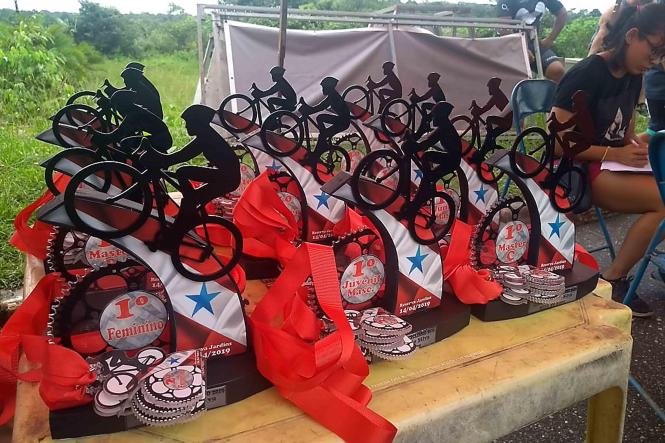 Nem mesmo o dia chuvoso desanimou os ciclistas que participaram da 12° Copa Seel, ocorrida neste domingo (14), no Reserva Jardins, em Marituba. Ao todo, mais de 100 atletas disputaram 11 categorias. O evento foi realizado pela Federação Paraense de Ciclismo (FPC), em homenagem aos 20 anos da Secretaria de Estado de Esporte e Lazer (Seel).

FOTO: ASCOM / SEEL
DATA: 14.04.2019
BELÉM - PARÀ <div class='credito_fotos'>Foto: ASCOM SEEL   |   <a href='/midias/2019/originais/7b06d3a3-7944-4ba1-a781-ea9c61b596fb.jpg' download><i class='fa-solid fa-download'></i> Download</a></div>