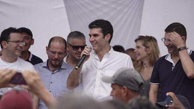 O governador Helder Barbalho e o vice-governador, Lúcio Vale, inauguraram neste sábado (23) a segunda agência do Banco do Estado do Pará (Banpará) em 80 dias de governo, dessa vez no município de Porto de Moz, no oeste paraense. 

FOTO: MARCO SANTOS / AG. PARÁ
DATA: 23.03.3029
PORTO DE MOZ - PARÁ <div class='credito_fotos'>Foto: Marco Santos / Ag. Pará   |   <a href='/midias/2019/originais/7b17effd-26c4-4deb-b59c-0cb1532225a3.jpg' download><i class='fa-solid fa-download'></i> Download</a></div>