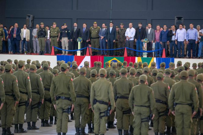 Durante dois dias, a cidade de Marabá, no Sudeste do Estado, esteve, mais uma vez, em destaque. A cidade sediou o I Encontro Regional de Educação e entregou a população 100 policiais militares, que a partir de hoje reforçarão a segurança do Estado. Nesta sexta-feira (03), no Centro de Convenções, ocorreu o encerramento do encontro e a solenidade de formatura dos novos soldados, que contou com a participação do governador do Estado, Helder Barbalho.

FOTO: MARCO SANTOS / AGÊNCIA PARÁ
DATA: 03.05.2019
BELÉM - PARÁ



 <div class='credito_fotos'>Foto: Marco Santos / Ag. Pará   |   <a href='/midias/2019/originais/7b2be08f-9c97-45c3-9bb3-eb6b58f9d802.jpg' download><i class='fa-solid fa-download'></i> Download</a></div>