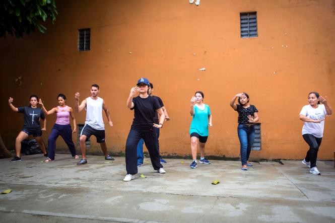 Aulas de Tai Chi Chuan, ministradas pela professora chinesa voluntária, Yang Xiaolei, na sede do Instituto Confúcio, em parceria com a Uepa, em Belém.

FOTO: NAILANA THIELY
DATA: 22.03.2019
BELÉM-PARÁ <div class='credito_fotos'>Foto: Nailana Thiely / Ascom Uepa   |   <a href='/midias/2019/originais/7b3fd765-955e-4db2-ba9c-c4ab4e0ad34d.jpg' download><i class='fa-solid fa-download'></i> Download</a></div>