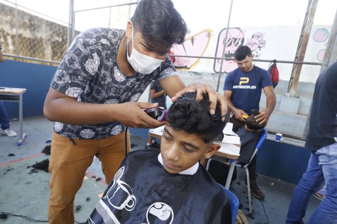 A Escola Estadual de Ensino Fundamental e Médio Madre Imaculada, em Santarém, transformou-se em um grande centro de serviços direcionados à população nesta quinta-feira (21). É que hoje foi dia da Ação Cidadania do Programa ParáPaz, que faz parte da programação do Governo Por Todo o Pará. 

FOTO: MARCO SANTOS / AGÊNCIA PARÁ
DATA: 21.03.2019
SANTARÉM - PA <div class='credito_fotos'>Foto: Marco Santos / Ag. Pará   |   <a href='/midias/2019/originais/7b44524c-2a08-4cfc-aac3-c5561f6bd74c.jpg' download><i class='fa-solid fa-download'></i> Download</a></div>