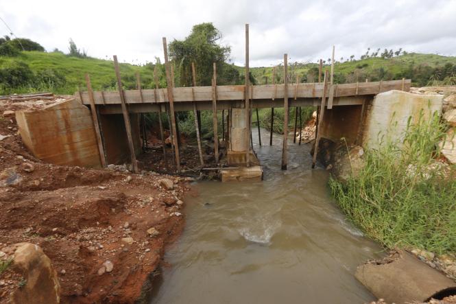 Menor município do Estado em contingente populacional (são pouco mais de 3,3 mil habitantes segundo estimativa do IBGE), Bannach, na região sul do Pará, recebeu, na tarde desta sexta-feira (05), a visita do governador Helder Barbalho, que já havia estado na cidade na condição de ministro da Integração Nacional. E, agora, como chefe do Executivo estadual, voltou para inaugurar uma Unidade Integrada de Polícia e anunciar novos investimentos, como a liberação de cinco quilômetros de asfalto para a sede do município, a futura inauguração de uma agência do Banco do Estado do Pará (Banpará) e um convênio para a construção de algumas pontes localizadas nas vicinais do município.

FOTO: MARCELO SEABRA / AGÊNCIA PARÁ
DATA: 05.04.2019
BELÉM - PA <div class='credito_fotos'>Foto: Marcelo Seabra / Ag. Pará   |   <a href='/midias/2019/originais/7b4a4335-e5a9-4df5-93a7-760fdb089933.jpg' download><i class='fa-solid fa-download'></i> Download</a></div>