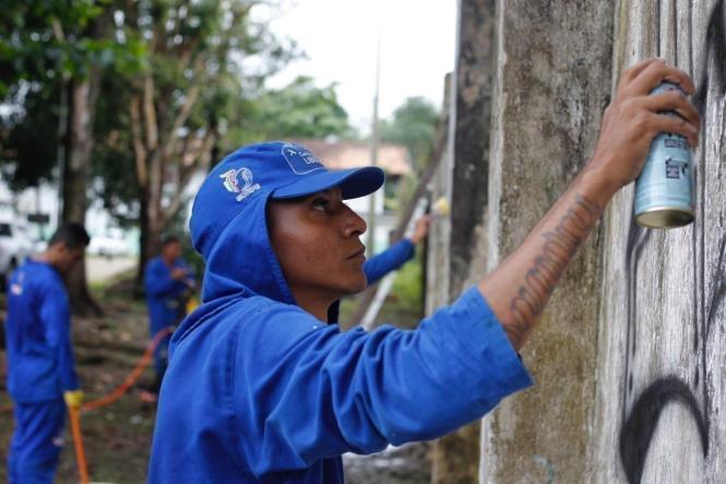 Um grupo de 16 detentos do regime semiaberto da Colônia Agrícola Penal de Santa Izabel (CPASI), realizaram, nesta sexta feira (22/2), serviços de capina, limpeza externa, pintura e grafitagem, na Escola Cordeiro de Farias, em Belém.

FOTO: ASCOM / SUSIPE
DATA: 22.02.2019
BELÉM - PA <div class='credito_fotos'>Foto: ASCOM / SUSIPE   |   <a href='/midias/2019/originais/7b7bb312-d4c0-4cca-ae31-587973e8d0a8.jpg' download><i class='fa-solid fa-download'></i> Download</a></div>
