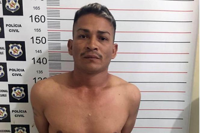 Três homens foram presos em flagrante, nesta terça feira (29), de posse de uma arma de fogo, munições, ferramentas, luvas e outros apetrechos que supostamente seriam usados em uma ação criminosa. As prisões e apreensões foram realizadas em uma residência na Avenida CD, no bairro Jardim Marilucy, em Tucuruí, sudeste paraense, por policiais civis da Superintendência Regional do Lago de Tucuruí e Delegacia da Mulher de Tucuruí, e uma guarnição da PM da região.

FOTO: ASCOM POLÍCIA CIVIL
DATA: 30.01.2019
TUCURUÍ - PARÁ <div class='credito_fotos'>Foto: Polícia Civil   |   <a href='/midias/2019/originais/7b88d87f-e120-4aed-b25f-907842cbd935.jpg' download><i class='fa-solid fa-download'></i> Download</a></div>