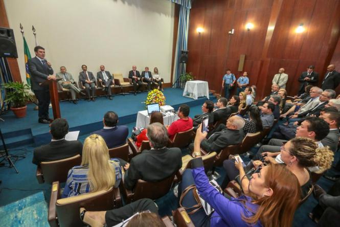 O governador Helder Barbalho deu posse (foto), hoje (02/01) ao secretário da Fazenda do Estado do Pará, René Sousa, em cerimônia realizada  no auditório do órgão central do Fisco em Belém. René de Oliveira e Sousa Júnior é mestre em Direito Público com Pós-Graduação em Economia na Universidade George Washington, de Washington, Estados Unidos.Tem graduação em Direito, Administração e Letras. Foi  auditor fiscal da Receita Estadual do Estado de Minas Gerais durante 32 anos, ingressado por concurso público, onde exerceu cargos como Subsecretário da Receita Estadual; Conselheiro no Conselho de Contribuintes do Estado de Minas Gerais e Assessor Especial do Secretário de Estado da Fazenda  de MG; superintendente da Receita Estadual; Superintendente Regional da Fazenda em Governador Valadares e Chefe da Administração Fazendária de Pouso Alegre, entre outros. Também atuou no Ministério da Fazenda, onde foi diretor de Programa na Secretaria Executiva, e Presidente da Comissão Técnica Permanente do ICMS–COTEPE. No Ministério do Desenvolvimento, Indústria e Comércio Exterior atuou como Gerente de Projeto e Secretário Executivo do Projeto “Fóruns de Competitividade”.

FOTO: MARCO SANTOS
DATA: 02.01.2019
BELÉM - PARÁ <div class='credito_fotos'>Foto: MARCO SANTOS   |   <a href='/midias/2019/originais/7ba0a442-f943-4668-8291-8d8157b15fdf.jpg' download><i class='fa-solid fa-download'></i> Download</a></div>