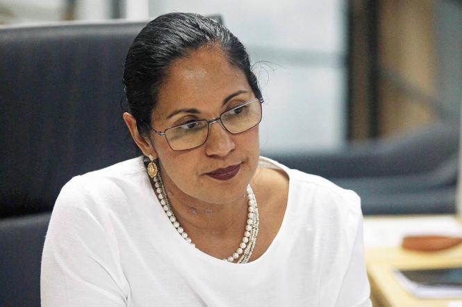 O carnaval de Belém vai atravessar a avenida e chegar também na telinha. Depois de 9 anos, a Cultura - Rede de Comunicação retoma a transmissão ao vivo, só que agora de forma integrada e com o sinal digital, dos desfiles das escolas de samba do Grupo Especial de Belém, neste sábado, dia 23 de fevereiro, na Aldeia Amazônica David Miguel. Quem por acaso não puder ver de pertinho, pode preparar a pipoca, reunir os amigos e se preparar para acompanhar todos os detalhes, seja pela TV, pelo YouTube ou pelas redes sociais. Serão 7 câmeras, 5 produtores de pista, 3 repórteres no meio do público - fazendo até vídeo-selfie - e da folia em meio a uma equipe de 50 pessoas que promete mostrar toda a beleza, emoção e grandeza do Carnaval paraense. A programação terá início às 19h e só sai do ar depois que a última escola fechar o desfile, por volta das 6h do domingo, 24.

 FOTO: MAYCON NUNES / AGÊNCIA PARÁ
DATA: 19.02.2019
BELÉM - PA <div class='credito_fotos'>Foto: Maycon Nunes / Ag. Pará   |   <a href='/midias/2019/originais/7ba4b0b1-8c0c-49be-b85d-b910788f83e2.jpg' download><i class='fa-solid fa-download'></i> Download</a></div>