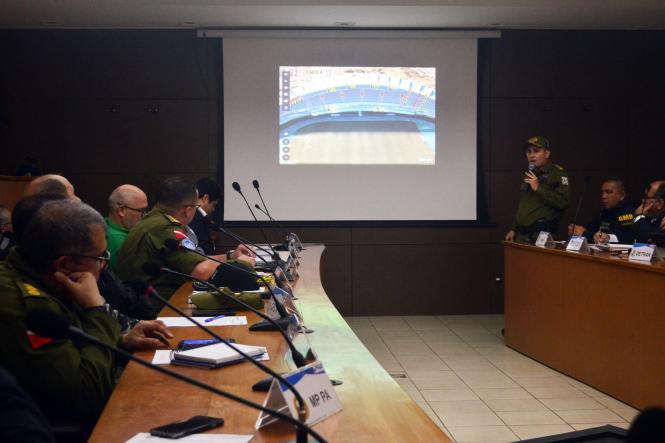 Para garantir a segurança e a tranquilidade dos torcedores do Remo e Paysandu, que jogam pelo Campeonato Paraense de Futebol (Parazão) no próximo domingo (17), foi estabelecido um esquema de ações em reunião nesta quarta-feira (13). As estratégias foram definidas entre a Secretaria de Estado de Segurança Pública e Defesa Social do Pará (Segup), órgãos da segurança estadual, municipal e Ministério Público do Estado (MPE).

FOTO: ELIELSON MODESTO / ASCOM SEGUP
DATA: 13.02.2019
BELÉM - PARÁ <div class='credito_fotos'>Foto: Elielson Modesto / Ascom Segup   |   <a href='/midias/2019/originais/7bb8e71b-2c1a-4cbf-aea1-c30715053557.jpg' download><i class='fa-solid fa-download'></i> Download</a></div>