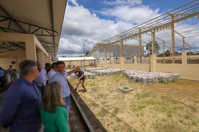 Após entregar a nova agência do Banco do Estado do Pará (Banpará) na manhã deste sábado (9), em Mocajuba, nordeste paraense, o governador Helder Barbalho e sua equipe de Governo vistoriaram as obras da ponte sobre o Igarapé Uxipocu e visitaram as instalações da Escola Estadual Isaura Bahia. O chefe do Executivo estadual esteve acompanhado do vice-governador, Lúcio Vale; da prefeitura do município, Fátima Braga; e da secretária de Estado de Educação (Seduc), Leila Freire

FOTO: MARCO SANTOS / AGÊNCIA PARÁ
DATA:09.02.2019
MOCAJUBA - PARÁ <div class='credito_fotos'>Foto: Marco Santos / Ag. Pará   |   <a href='/midias/2019/originais/7bc0b1b0-6e97-4da1-8787-6543accdb82e.jpg' download><i class='fa-solid fa-download'></i> Download</a></div>
