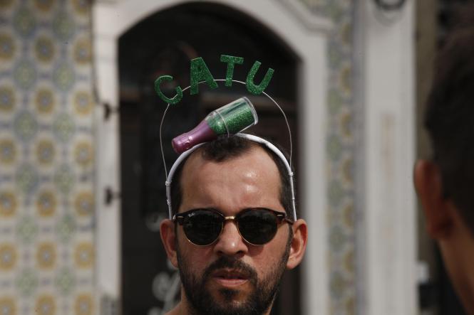 Os foliões vêm lotando as ruas da Cidade Velha ao longo dos últimos finais de semana do pré-carnaval, em Belém. Milhares de pessoas se encontram no corredor da folia na avenida Doutor Assis, local por onde passam as dezenas de blocos. Mas para que os participantes tenham momentos de entretenimento sem nenhum tipo de risco, foi montado um forte esquema de segurança para garantir a paz dos festejos.

FOTO: FERNANDO ARAÚJO / AGÊNCIA PARÁ
DATA: 10.02.2019
BELÉM - PARÁ <div class='credito_fotos'>Foto: Fernando Araújo / agência Pará   |   <a href='/midias/2019/originais/7bc3e428-fa13-49e4-a791-a3de47c278f7.jpg' download><i class='fa-solid fa-download'></i> Download</a></div>