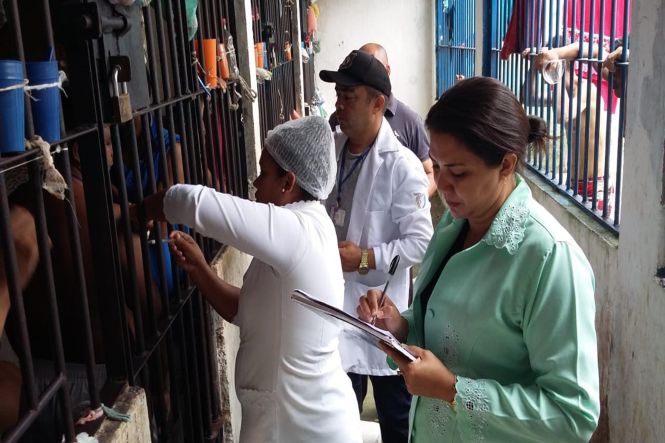 Internos e funcionários do Centro de Recuperação Regional de Castanhal (CRRCAST) e do Centro de Recuperação Regional de Tomé-Açu (CRRTA) já começaram a receber a vacina contra o vírus Influenza, causador de gripe. A campanha nacional é realizada desde o último dia 10 de abril, e prosseguirá até 31 de maio. Nas duas unidades a vacinação começou na terça-feira (16), e continuará até 23 de abril. 

FOTO: ASCOM / SUSIPE
DATA: 18.04.2019
BELÉM - PARÁ <div class='credito_fotos'>Foto: ASCOM / SUSIPE   |   <a href='/midias/2019/originais/7be1e5f5-37df-416a-a3e6-669fcd76d0ec.jpg' download><i class='fa-solid fa-download'></i> Download</a></div>