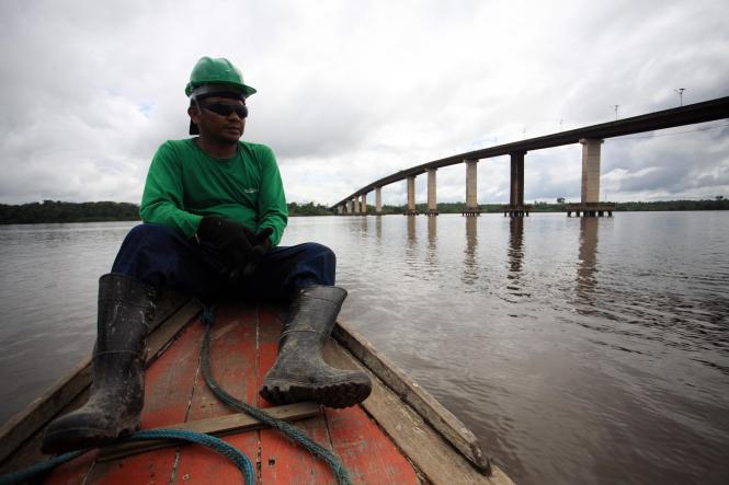 A Secretaria de Estado de Transportes (Setran) iniciou, nesta quarta-feira (6), a manutenção preventiva da ponte Rio Guamá, situada na Alça Viária (PA-483). A estrutura é a última do complexo de quatro de pontes no sentido Moju-Belém, capital do estado do Pará.

FOTO: MAYCON NUNES / AG. PARÁ
DATA: 06.02.2019
MOJU - PARÁ <div class='credito_fotos'>Foto: Maycon Nunes / Ag. Pará   |   <a href='/midias/2019/originais/7bef5687-2940-4fd2-a3a4-c32e8dc6a6d8.jpg' download><i class='fa-solid fa-download'></i> Download</a></div>