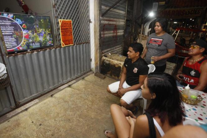 O carnaval toma conta das ruas de Belém neste final de semana, tanto nas ruas históricas da Cidade Velha como na Aldeia Amazônica Davi Miguel, com o desfile das escolas de samba. E após nove anos, o brilho do desfile organizado pela Liga das Escolas de Samba foi assistido das arquibancadas e também nos lares de milhões de famílias sintonizadas na Cultura Rede de Comunicação, que transmitiu ao vivo o desfile do Grupo Especial.

FOTO: FERNANDO ARAÚJO / AGÊNCIA PARÁ
DATA: 24.02.2019
BELÉM - PARÁ <div class='credito_fotos'>Foto: Fernando Araújo / agência Pará   |   <a href='/midias/2019/originais/7bfdcb6d-f2b0-432a-aae2-51b8da06b3a7.jpg' download><i class='fa-solid fa-download'></i> Download</a></div>