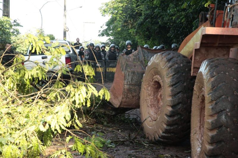 A Polícia Militar do Pará realizou, na manhã deste domingo (2), a operação de desobstrução da estrada que dá acesso ao Aterro Sanitário do município de Marituba, na Região Metropolitana de Belém.

FOTO: FERNANDO ARAÚJO / AG. PARÁ
DATA: 02.06.2019
MARITUBA - PARÁ <div class='credito_fotos'>Foto: Fernando Araújo / agência Pará   |   <a href='/midias/2019/originais/7c1a95f2-0332-41a8-b9b9-70a9a66a218a.jpg' download><i class='fa-solid fa-download'></i> Download</a></div>