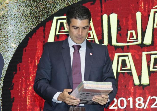 Durante a próxima missão do Programa Governo por Todo o Pará, que percorre Marabá e região entre os dias 2 e 5 de abril, será publicado o decreto permitindo a isenção de ICMS em 17% para a operação de ferro-gusa. A medida, que deve promover a abertura de 7 a 10 mil empregos imediatos, foi anunciada por Helder Barbalho durante o lançamento da 9ª edição do Anuário do Pará, na noite desta segunda-feira, 25, no teatro Maria Sylvia Nunes da Estação das Docas. 

FOTO: RICARDO AMANAJÁS / AGÊNCIA PARÁ
DATA: 26.03.2019
BELÉM - PARÁ <div class='credito_fotos'>Foto: Ricardo Amanajás / Ag. Pará   |   <a href='/midias/2019/originais/7c4f8f7a-057e-4603-8e28-acedecaeb40d.jpg' download><i class='fa-solid fa-download'></i> Download</a></div>