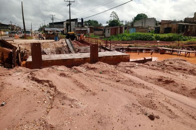Com o objetivo de dialogar e levar informação e esclarecimentos à sociedade, o Núcleo de Gerenciamento de Transporte Metropolitano (NGTM) reuniu com a Associação dos Moradores do Benguí (AMOB), em Belém, no final da tarde da terça-feira (23), para apresentar o projeto de Adequação e Duplicação da Rua Yamada - Rodovia do Tapanã, obra que está sendo executada pelo Governo do Estado.

FOTO: ASCOM / NGTM
DATA: 24.04.2019
BELÉM - PARÁ <div class='credito_fotos'>Foto: ASCOM NGTM   |   <a href='/midias/2019/originais/7cacec9d-9115-4870-bf80-3c7f957129d4.jpg' download><i class='fa-solid fa-download'></i> Download</a></div>