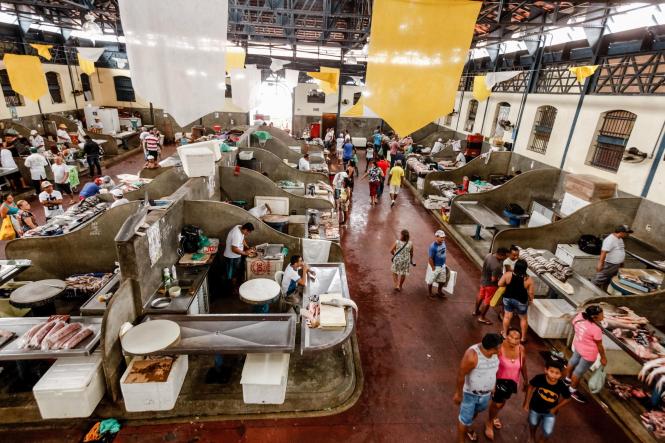 Uma equipe de fiscais do Procon do Pará esteve nesta terça-feira (16), desde às 8h30, no mercado de peixe do Ver-o-Peso, realizando ações de fiscalização dentro da Operação Páscoa 2019. O trabalho realizado pela Diretoria de Proteção e Defesa do Consumidor do Pará, vinculada à Secretaria de Estado de Justiça e Direitos Humanos (Sejudh), busca identificar e inibir abusos na comercialização de pescado e outros produtos muito procurados nesta época do ano.

FOTO: FERNANDO ARAÚJO / AGÊNCIA PARÁ
DATA: 16.04.2019
BELÉM - PARÁ <div class='credito_fotos'>Foto: Fernando Araújo/Ag. Pará   |   <a href='/midias/2019/originais/7cbbd291-56f5-4739-981d-78b0ba9b2add.jpg' download><i class='fa-solid fa-download'></i> Download</a></div>