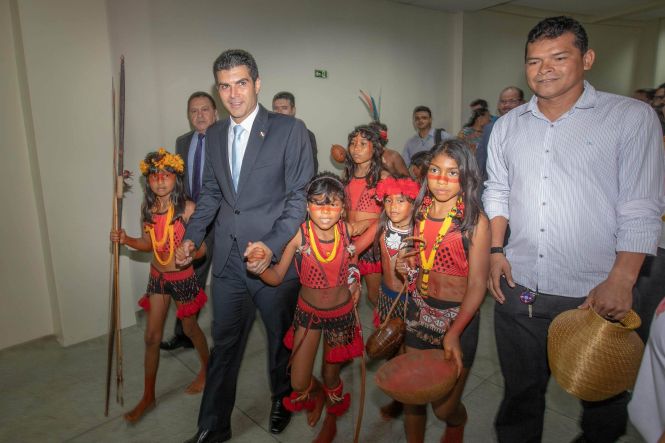 Durante dois dias, a cidade de Marabá, no Sudeste do Estado, esteve, mais uma vez, em destaque. A cidade sediou o I Encontro Regional de Educação e entregou a população 100 policiais militares, que a partir de hoje reforçarão a segurança do Estado. Nesta sexta-feira (03), no Centro de Convenções, ocorreu o encerramento do encontro e a solenidade de formatura dos novos soldados, que contou com a participação do governador do Estado, Helder Barbalho.

FOTO: MARCO SANTOS / AGÊNCIA PARÁ
DATA: 03.05.2019
BELÉM - PARÁ



 <div class='credito_fotos'>Foto: Marco Santos / Ag. Pará   |   <a href='/midias/2019/originais/7ce59be8-35ee-4f1b-bf12-9707d9a4d512.jpg' download><i class='fa-solid fa-download'></i> Download</a></div>