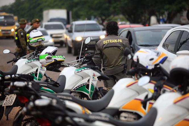 As obras de requalificação da BR-316 para melhorias da rodovia já estão a todo vapor. Por conta disso, o Governo do Estado vem adotando medidas para diminuir o transtorno causado à população que utiliza o perímetro diariamente. Uma das ações foi a restrição do tráfego de caminhões entre os quilômetros 0 e 18, nos horários de 7h às 10h e 17h às 21h, período de maior fluxo de veículos no local. A mudança passou a valer nesta sexta-feira (1º). 

FOTO: MAYCON NUNES/AG. PARÁ
DATA: 01.02.2019
BELÉM - PARÁ <div class='credito_fotos'>Foto: Maycon Nunes / Ag. Pará   |   <a href='/midias/2019/originais/7d13d561-3756-4838-ac61-2952cef214d5.jpg' download><i class='fa-solid fa-download'></i> Download</a></div>