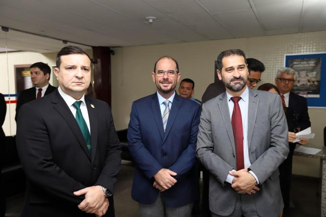O governador Helder Barbalho participou na manhã desta terça-feira (22), na sede da delegacia geral, da cerimônia de posse do novo delegado geral da Polícia Civil do Pará, Alberto Teixeira, e da nova diretoria do órgão. Vários secretários e autoridades também marcaram presença no evento. Na ocasião, o governador destacou a importância da Polícia Civil para o enfrentamento e combate à violência no Pará. O governador falou da dificuldade de enfrentamento do crime, mas ressaltou não medirá esforços para o combate a criminalidade.

FOTO: AG. PARÁ
DATA: 22.01.2019
BELÉM - PARÁ <div class='credito_fotos'>Foto: Agência Pará   |   <a href='/midias/2019/originais/7d221afa-8cdb-4190-bcb0-a8013ad4ef29.jpg' download><i class='fa-solid fa-download'></i> Download</a></div>
