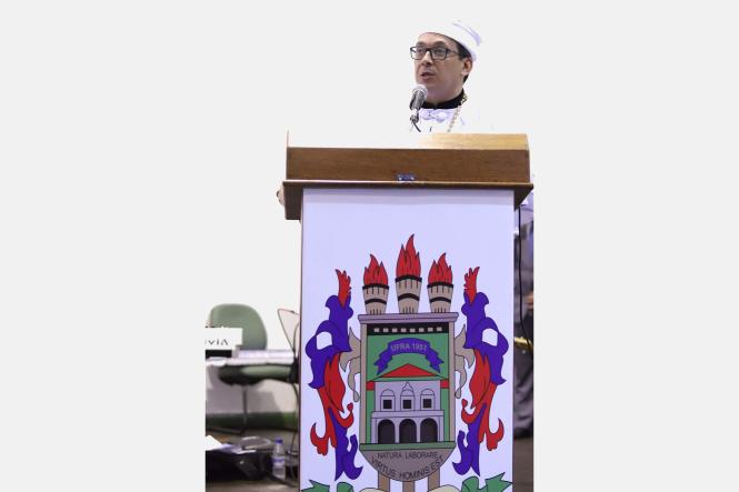 O governador do Estado do Pará, Helder Barbalho, juntamente com o vice Lúcio Vale, participou, na manhã desta quarta-feira (17), da entrega de outorga Doutor Honoris Causa, concedida pela Universidade Federal Rural da Amazônia (Ufra), a Anivaldo Vale. A cerimônia ocorreu na sede na universidade, como parte das comemorações dos 68 anos da instituição.

FOTO: MARCO SANTOS / AGÊNCIA PARÁ
DATA: 17.04.2019
BELÉM - PARÁ <div class='credito_fotos'>Foto: Marco Santos / Ag. Pará   |   <a href='/midias/2019/originais/7d457322-5d76-4515-a93d-076311c06bd9.jpg' download><i class='fa-solid fa-download'></i> Download</a></div>