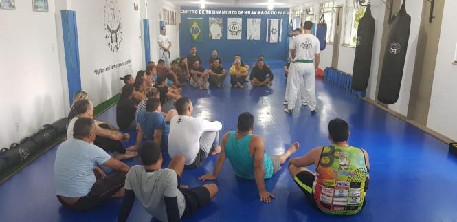 Um grupo de mais de 40 agentes penitenciários da Superintendência do Sistema Penitenciário do Estado (Susipe) participou, nesta quarta-feira (3), de uma oficina de defesa pessoal “Krav Maga”. A iniciativa é da Coordenadoria de Assistência e Valorização do Servidor (Cavs), com o objetivo de preparar os servidores para situações de crises nas unidades penais.
FOTO: ASCOM / SUSIPE
DATA: 03.04.2019
BELÉM - PARÁ <div class='credito_fotos'>Foto: ASCOM SUSIPE   |   <a href='/midias/2019/originais/7d4f5735-d5b0-467f-ad01-fef9377a0a7b.jpg' download><i class='fa-solid fa-download'></i> Download</a></div>