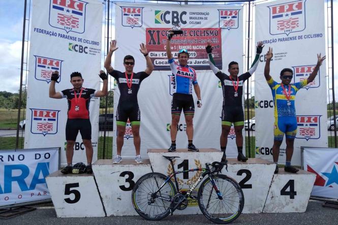 Nem mesmo o dia chuvoso desanimou os ciclistas que participaram da 12° Copa Seel, ocorrida neste domingo (14), no Reserva Jardins, em Marituba. Ao todo, mais de 100 atletas disputaram 11 categorias. O evento foi realizado pela Federação Paraense de Ciclismo (FPC), em homenagem aos 20 anos da Secretaria de Estado de Esporte e Lazer (Seel).

FOTO: ASCOM / SEEL
DATA: 14.04.2019
BELÉM - PARÀ <div class='credito_fotos'>Foto: ASCOM SEEL   |   <a href='/midias/2019/originais/7d98ebc5-e0f5-464d-9cc0-ea5c4618e8b2.jpg' download><i class='fa-solid fa-download'></i> Download</a></div>