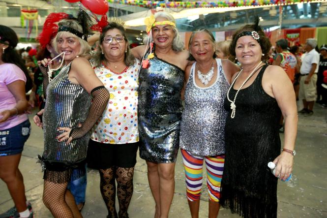 Cores, animação e muita alegria não faltaram na 19° edição do Baile Carnavalesco da Terceira Idade, realizado na quinta-feira (28), no Hangar - Centro de Convenções da Amazônia, em Belém. O evento, que é promovido pela Secretaria de Estado de Esporte e Lazer (Seel), por meio do programa Vida Ativa na Terceira Idade, reuniu cerca de quatro mil idosos de associações e entidades que atuam em ações voltadas para esse público. Uma das grandes atrações foi o concurso que escolheu a “Rainha das Rainhas” da melhor idade, o título deste ano ficou com a candidata Ângela Maria, de 64 anos.

FOTO: RICARDO AMANAJÁS / AGÊNCIA PARÁ
DATA: 28.02.2019
BELÉM - PARÁ <div class='credito_fotos'>Foto: Ricardo Amanajás / Ag. Pará   |   <a href='/midias/2019/originais/7db0288a-d0f6-4f7a-b6e6-ad5fc1fddeeb.jpg' download><i class='fa-solid fa-download'></i> Download</a></div>