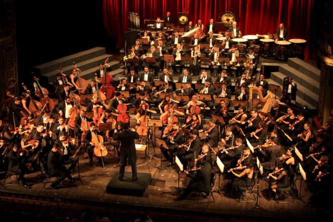 No próximo domingo (10), às 19h, a Orquestra Sinfônica do Theatro da Paz (OSTP) apresentará a primeira das nove sinfonias de Beethoven, com regência do maestro titular Miguel Campos Neto. O evento terá ainda a participação especial do pianista Fernando Calixto como solista do “Concerto para piano n. 2”, do compositor polonês-francês Frederic Chopin. A realização é do Governo do Estado do Pará, por meio da Secretaria de Estado de Cultura (Secult) em parceria com a Academia Paraense de Música (APM) e apoio da Fundação Amazônica de Música (FAM). A entrada é gratuita.

FOTO: ARQUIVO / CARLOS SODRÉ /  AG. PARÁ 
DATA: 10.03.2019
BELÉM - PARÁ <div class='credito_fotos'>Foto: Arquivo Agência Pará   |   <a href='/midias/2019/originais/7db7bac4-7cf2-4773-88da-c134feffd492.jpg' download><i class='fa-solid fa-download'></i> Download</a></div>