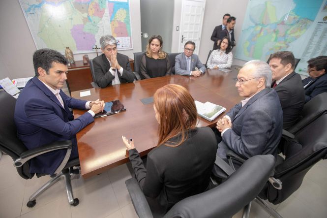 Na manhã desta quinta-feira (25), no Palácio do Governo, em Belém, o governador Helder Barbalho se reuniu com a presidente do Instituto Dialog, Liane Freire, o diretor presidente da Biotec Amazônia, José Seixas Lourenço, e com titulares e representantes das secretarias estaduais de Educação (Seduc), de Desenvolvimento (Sedeme), de Ciência e Tecnologia (Sectet) e do Banco do Estado do Pará (Banpará), quando tratou de investimentos em novas economias e o interesse em projetos que beneficiem o Pará, e a Amazônia de modo geral, a partir de duas diretrizes: “bioeconomio”, a economia da floresta, e infraestruturas sustentáveis.

FOTO: MARCO SANTOS / AGÊNCIA PARÁ
DATA: 25.04.2019
BELÉM - PARÁ <div class='credito_fotos'>Foto: Marco Santos / Ag. Pará   |   <a href='/midias/2019/originais/7df41546-6338-4f4e-a5b0-7e016f35bd13.jpg' download><i class='fa-solid fa-download'></i> Download</a></div>
