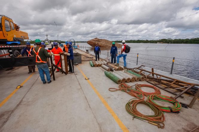 A Marinha do Brasil aprovou, nesta sexta-feira (3), o Plano Técnico apresentado pela  Secretaria de Estado de Transportes  (Setran) para a movimentação dos destroços da ponte Rio Moju e da balsa que colidiu com a estrutura no dia 6 de abril. O projeto cumpre todas as etapas de segurança da área exigidas pela Capitania dos Portos, como o isolamento de cerca de 100 metros da área de navegação, a permanência no local somente dos envolvidos diretamente na operação, a elaboração de plano de contingência para evitar ou atuar em caso vazamento de óleo durante a movimentação dos destroços da balsa, entre outros. 

FOTO: WAGNER SANTANA / AGÊNCIA PARÁ
DATA: 03.05.2019
BELÉM - PARÁ <div class='credito_fotos'>Foto: Wagner Santana / Ag. Pará   |   <a href='/midias/2019/originais/7df41974-2e23-4ded-a1d1-b9562587a8fe.jpg' download><i class='fa-solid fa-download'></i> Download</a></div>