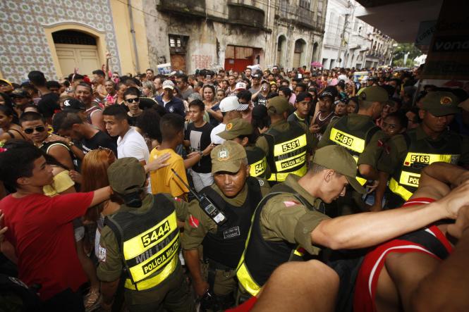 Os foliões vêm lotando as ruas da Cidade Velha ao longo dos últimos finais de semana do pré-carnaval, em Belém. Milhares de pessoas se encontram no corredor da folia na avenida Doutor Assis, local por onde passam as dezenas de blocos. Mas para que os participantes tenham momentos de entretenimento sem nenhum tipo de risco, foi montado um forte esquema de segurança para garantir a paz dos festejos.

FOTO: FERNANDO ARAÚJO / AGÊNCIA PARÁ
DATA: 10.02.2019
BELÉM - PARÁ <div class='credito_fotos'>Foto: Fernando Araújo / agência Pará   |   <a href='/midias/2019/originais/7e009f0b-e1e1-43d1-9376-885c88ded326.jpg' download><i class='fa-solid fa-download'></i> Download</a></div>