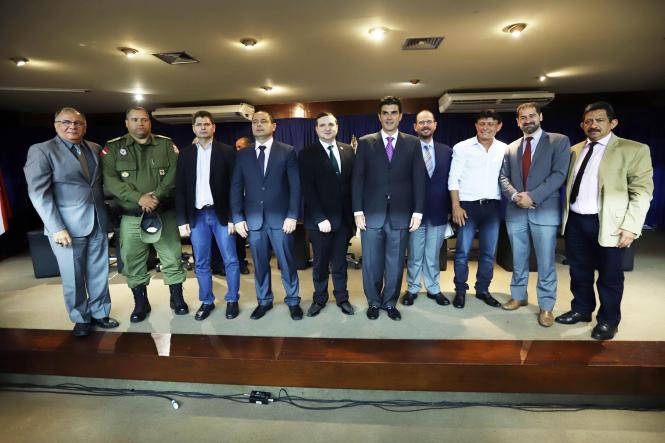 O governador Helder Barbalho participou na manhã desta terça-feira (22), na sede da delegacia geral, da cerimônia de posse do novo delegado geral da Polícia Civil do Pará, Alberto Teixeira, e da nova diretoria do órgão. Vários secretários e autoridades também marcaram presença no evento. Na ocasião, o governador destacou a importância da Polícia Civil para o enfrentamento e combate à violência no Pará. O governador falou da dificuldade de enfrentamento do crime, mas ressaltou não medirá esforços para o combate a criminalidade.

FOTO: AG. PARÁ
DATA: 22.01.2019
BELÉM - PARÁ <div class='credito_fotos'>Foto: Agência Pará   |   <a href='/midias/2019/originais/7e0d2293-c734-4d1a-a1f6-e5366ffa5517.jpg' download><i class='fa-solid fa-download'></i> Download</a></div>