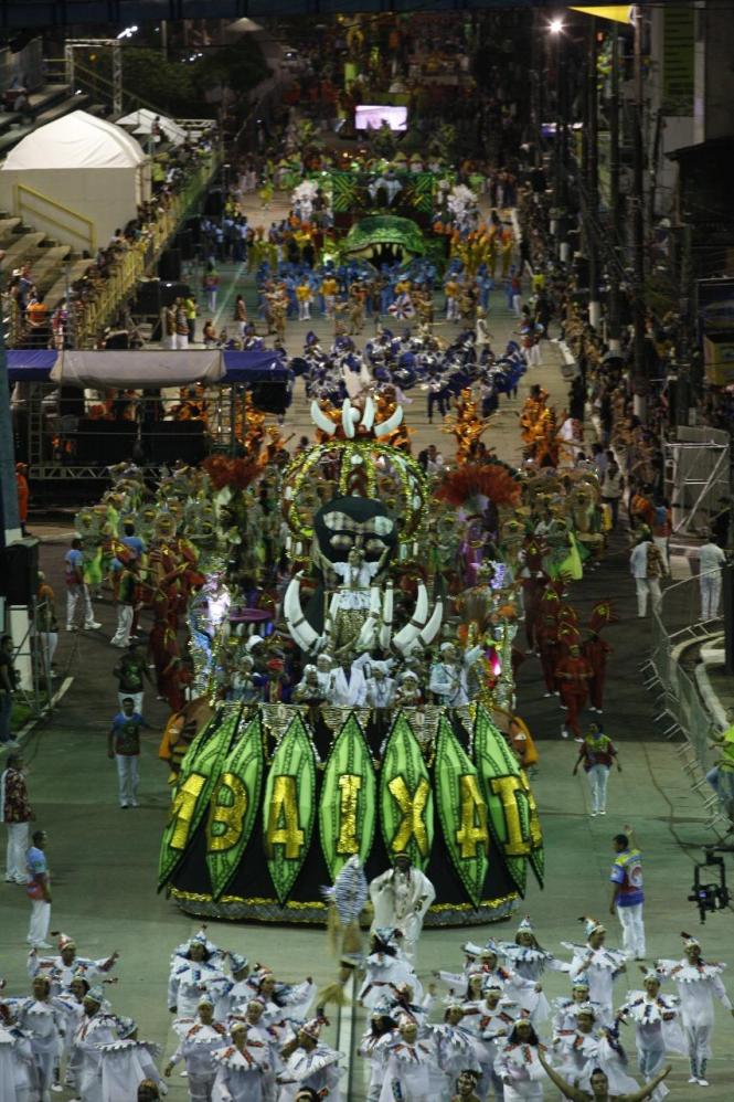 O carnaval toma conta das ruas de Belém neste final de semana, tanto nas ruas históricas da Cidade Velha como na Aldeia Amazônica Davi Miguel, com o desfile das escolas de samba. E após nove anos, o brilho do desfile organizado pela Liga das Escolas de Samba foi assistido das arquibancadas e também nos lares de milhões de famílias sintonizadas na Cultura Rede de Comunicação, que transmitiu ao vivo o desfile do Grupo Especial.

FOTO: FERNANDO ARAÚJO / AGÊNCIA PARÁ
DATA: 24.02.2019
BELÉM - PARÁ <div class='credito_fotos'>Foto: Fernando Araújo / agência Pará   |   <a href='/midias/2019/originais/7e4beb8a-4972-4a1f-a3b5-66fe5c17bb62.jpg' download><i class='fa-solid fa-download'></i> Download</a></div>