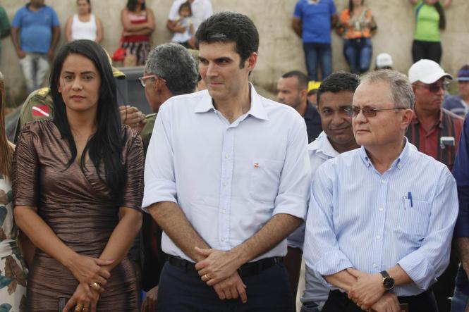 Menor município do Estado em contingente populacional (são pouco mais de 3,3 mil habitantes segundo estimativa do IBGE), Bannach, na região sul do Pará, recebeu, na tarde desta sexta-feira (05), a visita do governador Helder Barbalho, que já havia estado na cidade na condição de ministro da Integração Nacional. E, agora, como chefe do Executivo estadual, voltou para inaugurar uma Unidade Integrada de Polícia e anunciar novos investimentos, como a liberação de cinco quilômetros de asfalto para a sede do município, a futura inauguração de uma agência do Banco do Estado do Pará (Banpará) e um convênio para a construção de algumas pontes localizadas nas vicinais do município.

FOTO: MARCELO SEABRA / AGÊNCIA PARÁ
DATA: 05.04.2019
BELÉM - PA <div class='credito_fotos'>Foto: Marcelo Seabra / Ag. Pará   |   <a href='/midias/2019/originais/7e5bcabc-7fb5-42d6-a62d-70ff749d8144.jpg' download><i class='fa-solid fa-download'></i> Download</a></div>