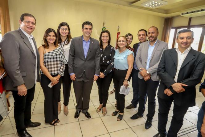 Na manhã desta terça-feira (16), o governador Helder Barbalho esteve na sede da Companhia de Habitação do Pará (Cohab), para participar, junto com o presidente do órgão, José Scaff Filho, das comemorações pelos 54 anos da instituição. Durante a programação foram entregues 54 cheques moradia e realizada a assinatura simbólica de 200 títulos de regularização fundiária.

FOTO: MARCO SANTOS / AGÊNCIA PARÁ
DATA: 16.04.2019
BELÉM - PARÁ <div class='credito_fotos'>Foto: Marco Santos / Ag. Pará   |   <a href='/midias/2019/originais/7e754cfe-c3b9-4217-93b4-89236d34d82c.jpg' download><i class='fa-solid fa-download'></i> Download</a></div>