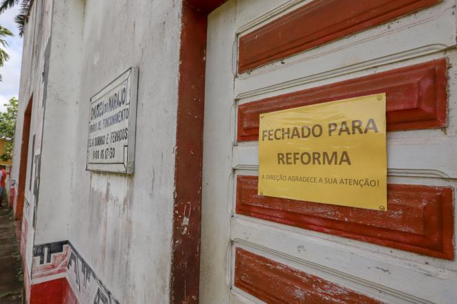 Depois de passar por Salvaterra e Soure, no Marajó, o governador Helder Barbalho foi até o município de Cachoeira do Arari, onde ocorria, neste domingo (20), a festividade de São Sebastião, considerado como o padroeiro dos vaqueiros do Marajó. No local, o governador visitou, acompanhado pelo prefeito Jaime Barbosa, secretários de Estado e deputados estaduais e federais, o Museu do Marajó, fechado para o público desde dezembro do ano passado por conta de problemas apontados pelo Corpo de Bombeiros. Lá, o chefe do Executivo Estadual assinou um protocolo de intenções com a prefeitura municipal e a presidência do Museu do Marajó, para viabilizar a adequação e recuperação do imóvel que abriga a instituição.

FOTO: MARCO SANTOS/AGÊNCIA PARÁ
DATA; 20.01.2019
CACHOEIRA DO ARARI - PARÁ <div class='credito_fotos'>Foto: Marco Santos / Ag. Pará   |   <a href='/midias/2019/originais/7e98e5e4-2314-449c-a409-7baf8e84ece9.jpg' download><i class='fa-solid fa-download'></i> Download</a></div>