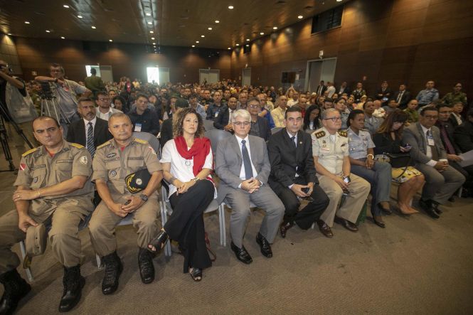 Com o objetivo de discutir as questões de segurança pública e direcioná-las para o programa de governo de Territórios de Pacificação, o Governo do Estado, por meio da Secretaria de Segurança Pública e Defesa Social do Pará (Segup), iniciou na manhã desta quinta-feira (9), o “I Seminário Internacional de Polícia Comunitária”. A programação ocorre no Hangar Centro de Convenções, em Belém.

FOTO: MARCO SANTOS / AGÊNCIA PARÁ
DATA: 09.05.2019
BELÉM - PARÁ <div class='credito_fotos'>Foto: Marco Santos / Ag. Pará   |   <a href='/midias/2019/originais/7ea4e1d3-1efd-4f02-906e-defafd4932b6.jpg' download><i class='fa-solid fa-download'></i> Download</a></div>