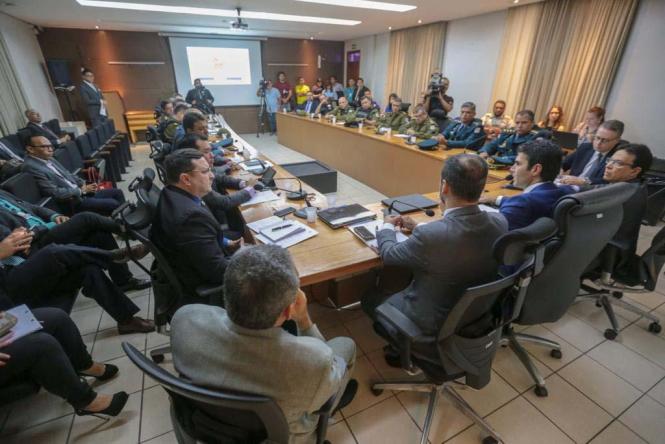 O novo governador do Estado do Pará, Helder Barbalho, esteve reunido (foto) na manhã da última segunda-feira (31), com os futuros gestores da área da segurança pública, pasta que terá prioridade em sua gestão, para traçar ações imediatas que começarão a ser realizadas durante os primeiros dias de seu mandato. A reunião ocorreu no plenário da Secretaria de Estado de Segurança Pública e Defesa Social (Segup), em Belém. O processo do pedido de apoio da Força Nacional, uma das principais demandas citadas durante a campanha eleitoral, também foi debatida durante o encontro. Além disso, foram estabelecidas as primeiras ações concretas de segurança que poderão ser observadas ao longo dos primeiros dias de janeiro, com a realização de blitz, abordagens policiais, cumprimento de mandados de prisão e outras ações em áreas que apresentam os maiores índices de violência nos últimos meses, com base nas estatísticas e manchas criminais. O fortalecimento e a valorização dos agentes de segurança pública também foram pautas da reunião.

FOTO: MARCO SANTOS
DATA: 31.12.2018
BELÉM - PARÁ <div class='credito_fotos'>Foto: MARCO SANTOS   |   <a href='/midias/2019/originais/7ea7b2ad-50ac-4d39-a350-9d136ad1125f.jpg' download><i class='fa-solid fa-download'></i> Download</a></div>