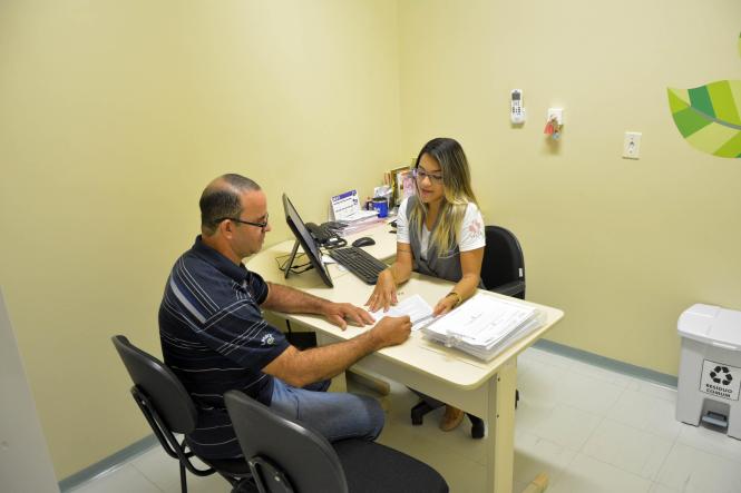 A equipe da Unidade de Alta Complexidade em Oncologia Dr. Vítor Moutinho - Unacon Tucuruí comemora a marca de 14 pacientes que terminaram o ciclo do tratamento e, agora farão apenas o acompanhamento. A superação dessa fase é simbolizada com o toque de um sino e leva motivação a outros pacientes que ainda lutam contra o câncer. Segundo o diretor executivo da unidade Thiarle Dassi, o momento é especial e valioso. 

FOTO: ASCOM UNACON 
DATA: 16.01.2019
TUCURUÍ - PARÁ <div class='credito_fotos'>Foto: Ascom Unacon   |   <a href='/midias/2019/originais/7ebdb7dd-1759-49c7-838a-f2272aa78ab1.jpg' download><i class='fa-solid fa-download'></i> Download</a></div>